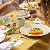 Salbeigrüner flacher Teller