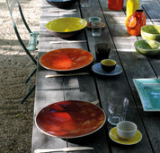 orangefarbener flacher Teller