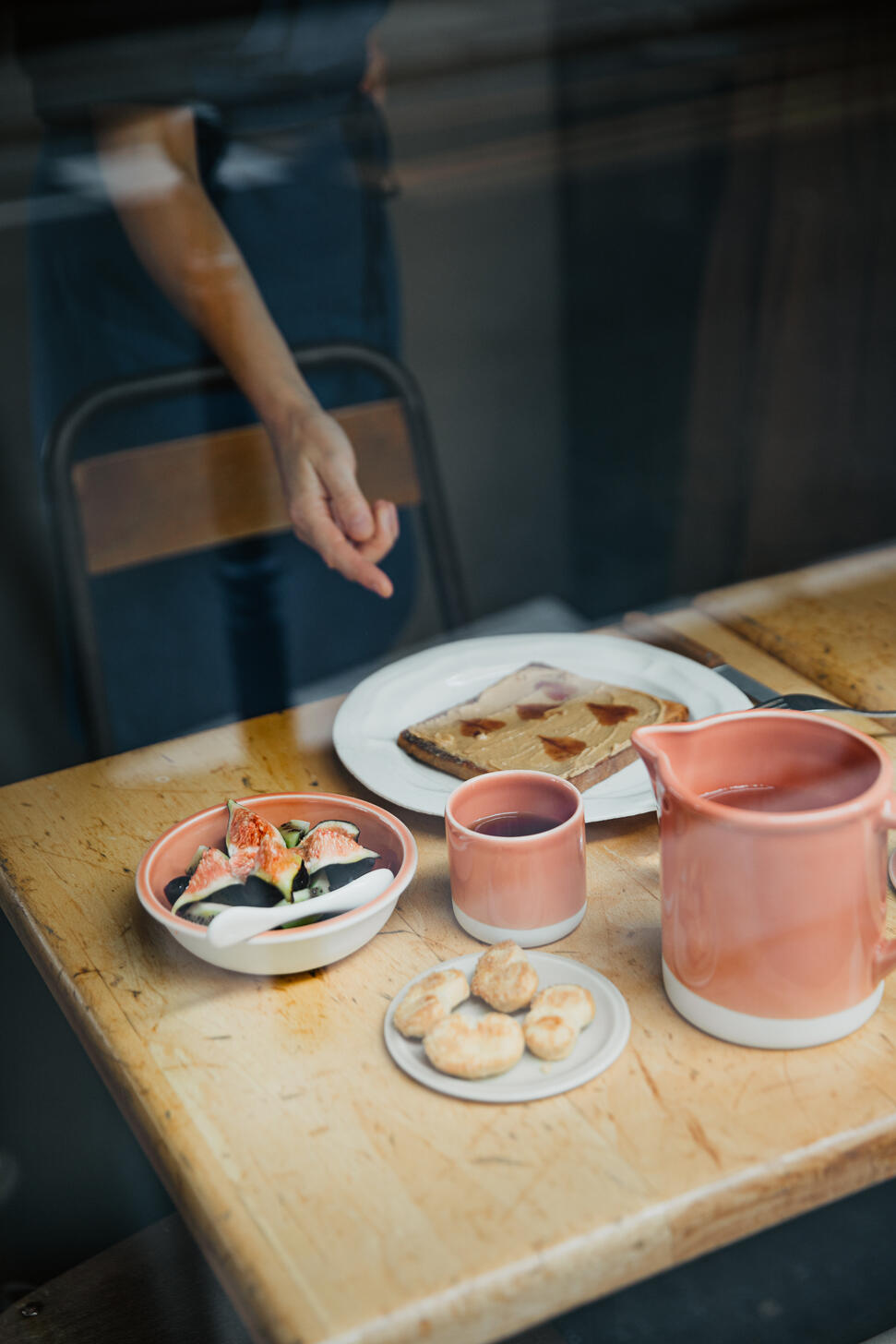 Table de café avec un gobelet en céramique artisanale Jars rempli de thé 