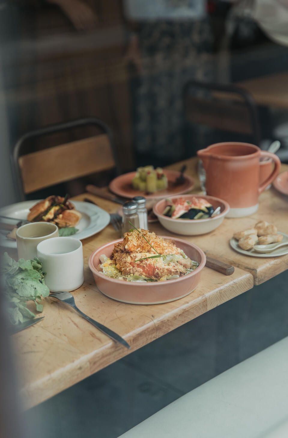 Table de restaurant avec nourriture dans vaisselle en céramique haut de gamme Jars