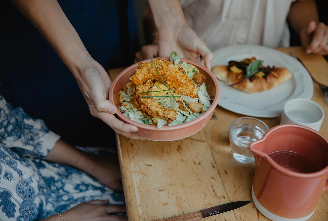 Repas servi dans assiette creuse en céramique artisanale Jars